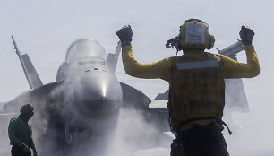 JAV naikintuvas ant lėktuvne&scaron;io &bdquo;USS Abraham Lincoln&ldquo; / Tsgt. Kevin Torres/U.S. Navy / ZUMAPRESS.com