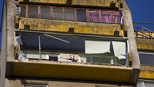 Vilniaus Lazdynų rajone nulūžo balkonas