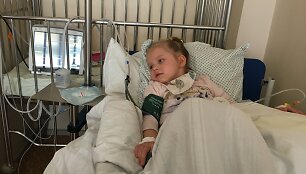3,5 metų Lukrecijai &bdquo;užsidegė&ldquo; smegenys: sunki liga įkvėpė mamą įkurti unikalią kliniką
