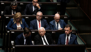 Jaroslawas Kaczynskis ir kiti lenkų parlamentarai