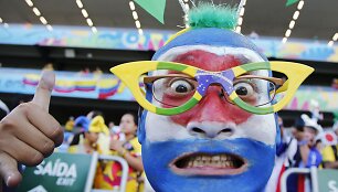 Įspūdingiausi futbolo sirgalių apdarai ir teplionės ant veidų