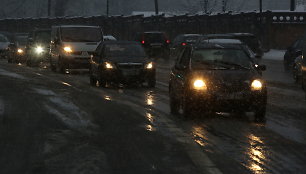 Eismą šalies keliuose sunkina plikledis ir šlapdriba