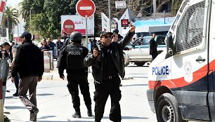 Tuniso policija prie Bardo muziejaus