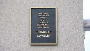Pasaulinė Kultūros diena Druskininkuose: atidengta atminimo lenta rašytojui R.Gaveliui ir iškelta Taikos vėliava