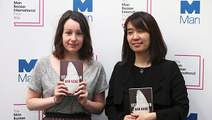 Han Kang (de&scaron;inėje) su savo knygos vertėja Deborah Smith