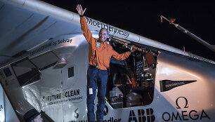 Bertrandas Piccardas prie lėktuvo &bdquo;Solar Impulse&ldquo;
