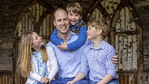 Tėvo dienos proga – nematyta princo Williamo nuotrauka su vaikais: pagerbta ir Elžbieta II