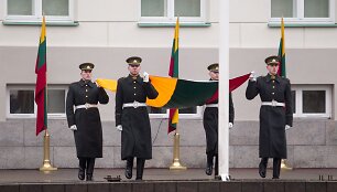 Vėliavų pakėlimo ceremonija prie prezidentūros.