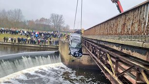 I&scaron; vandens traukiamas BMW automobilis