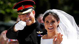 Princas Harry su žmona Meghan sveikina žmones