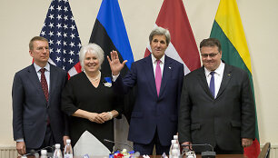 Latvijos užsienio reikalų ministras Edgaras Rinkevičius, Estijos užsienio reikalų ministrė Marina Kaljurand, JAV valstybės sekretorius Johnas Kerry ir Lietuvos užsienio reikalų minstras Linas Linkevičius