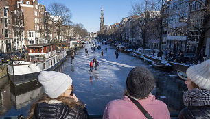 Užšalę Amsterdamo kanalai