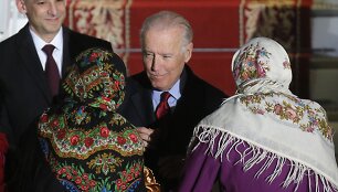 Joe Bidenas lankosi Ukrainoje