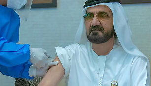 Kini&scaron;ka įmonės "Sinopharm" vakcina injekuojama Dubajų valdančiam kronprincui Mohammedui bin Rashidui Al-Maktoumui