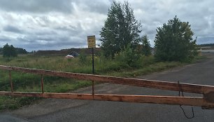 Per karantiną Klaipėdos rajono gyventojai po langais, buvusio aerodromo teritorijoje, pamatė „dygstančias“ biokuro, akmens skaldos „kalvas“.