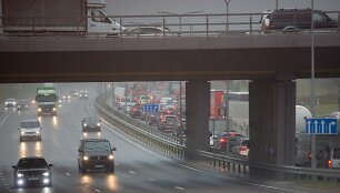 Automobilių spūstys Vilniaus Vakariniame aplinkkelyje