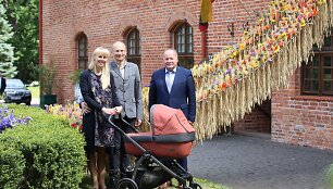 Kauno rajono meras pasveikino pirmagimio susilaukusius Nikitinus 