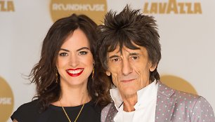 „The Rolling Stones“ narys 68-erių Ronnie Woodas su žmona laukia gimstant dvynių