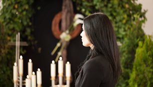 Kintančios laidotuvių tradicijos: prie velionio kūno ar kremuotų palaikų dažniausiai budima vieną dieną