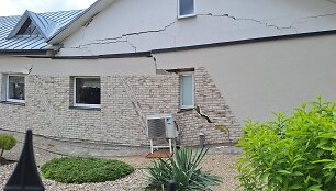 Pasvalyje po namu atsivėrė smegduobė