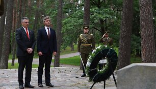 Izraelio ir Lietuvos užsienio reikalų ministrai Gideonas Saaras ir Kęstutis Budrys Panerių memoriale