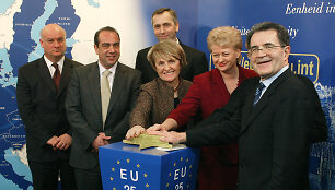 Į Europos Sąjungą priimamų naujų &scaron;alių prezidentai Briuselyje 2004 metais