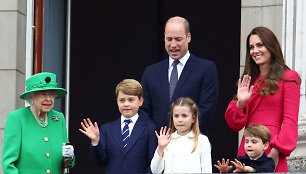 Elizabeth II, princas Williamas ir Kembridžo hercogienė Catherinė su vaikais