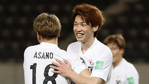 Yuya Osako (dešinėje) švenčia eilinį japonų įvartį