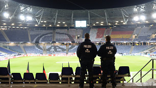 Policijos pareigūnai Hanoverio stadione, kuriame fanai ketino pagerbti teroro aktų Paryžiuje aukas