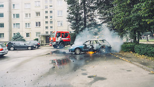 Daugiabučio kieme Kaune sudegė automobilis