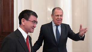 Taro Kono ir Sergejus Lavrovas
