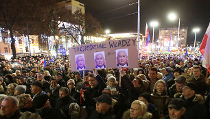 Lenkai protestuoja prie&scaron; vyriausybės siekį bausti kriti&scaron;kus teisėjus