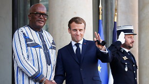 Prancūzijos prezidentas Emmanuelis Macronas ir French President Emmanuel Macron welcomes Burkina Faso prezidentas Rochas Marcas Christianas Kabore'as