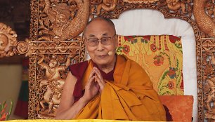Dalai Lama apgailestauja prašęs vaiko „čiulpti jo liežuvį“