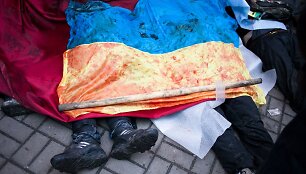 Kruvina Ukrainos vėliava ant žuvusių protestuotojų 