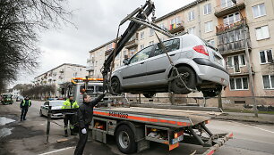 I&scaron;vežami sostinės gatves trukdantys valyti automobiliai