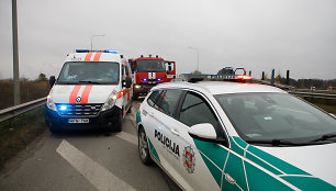 Elektrėnuose „Audi“ susidūrė su vilkiku: nukentėjusi moteris – medikų rankose