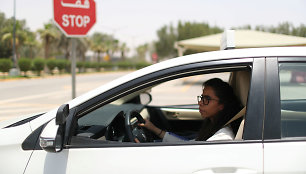 Saudo Arabijoje moterys gavusios teises vairuoti automobilį skuba to išmokti