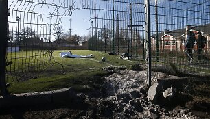 Ukrainos mokyklos stadione sprogo artilerijos sviedinys 