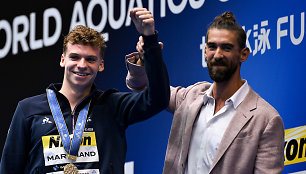 Leonas Marchand'as pagerino Michaelo Phelpso pasaulio rekordą. Prizą jam įteikė pats M.Phelpsas.