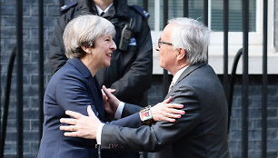 Theresa May ir Jeanas-Claude'as Junckeris Londone