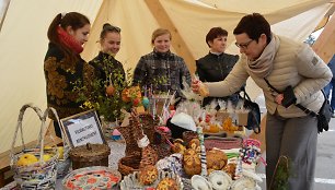 Varėnos centre gerą pusdienį smagiai šurmuliavo septintą kartą suorganizuota Dzūkijos regiono priešvelykinė mugė „Auksalio kupkas“. 