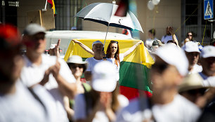 Šeimos gynimo maršo dalyvių protestas prie Prezidentūros