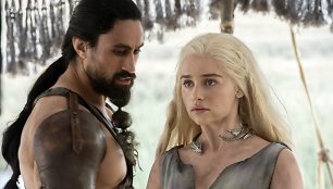 Joe Naufahu ir Emilia Clarke seriale „Sostų karai“