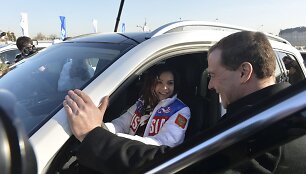 Rusijos premjeras D.Medvedevas įteikė &bdquo;Mercedes&ldquo; ma&scaron;inas Sočio prizininkams