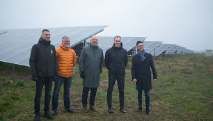 Turto banko 2,4 mln. investicija į energinę nepriklausomybę: atidarė nutolusius saulės parkus