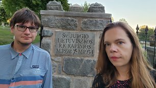 Knygos autoriai Augustinas ir Aistė Žemaičiai prie lietuviškų kapinių