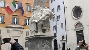 Giano Lorenzo Bernini &bdquo;Dramblys ir Obeliskas&ldquo;