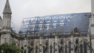 Deganti bažnyčia Prancūzijoje