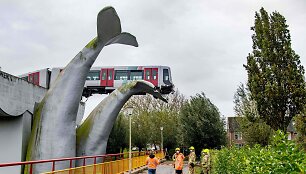 Nyderlanduose nuo bėgių nulėkęs metro traukinys pakibo ant banginio uodegos skulptūros